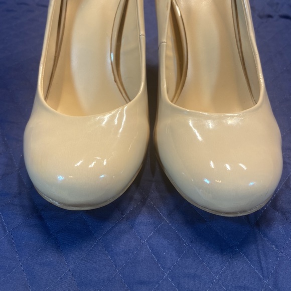 9 & CO. Patent Round Toe 4” Heels. Size 9.5. Neutral Beige. Man Made Materials. - Picture 10 of 10